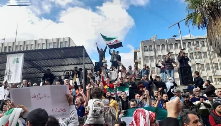 التظاهرات السلمية المناهضة للنظام تتواصل في ساحة الكرامة، مطالبة بإسقاط النظام والحرية للمعتقلين
