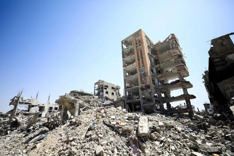 الصحافة العالمية: 40 مليون طن من الأنقاض بغزة والضفة “قنبلة موقوتة”
