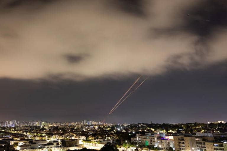 إيران تشن هجوما انتقاميا على إسرائيل بمئات الطائرات المسيرة والصواريخ